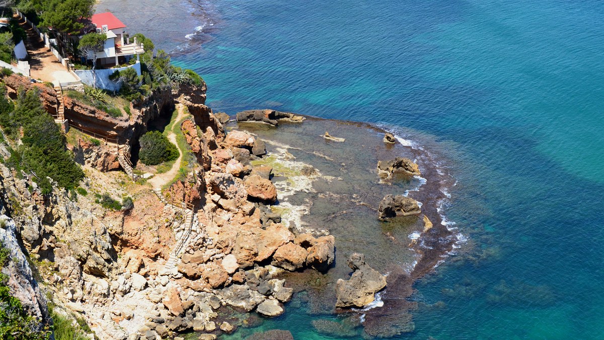 Les Rotes cove and blue sea, D&eacute;nia
